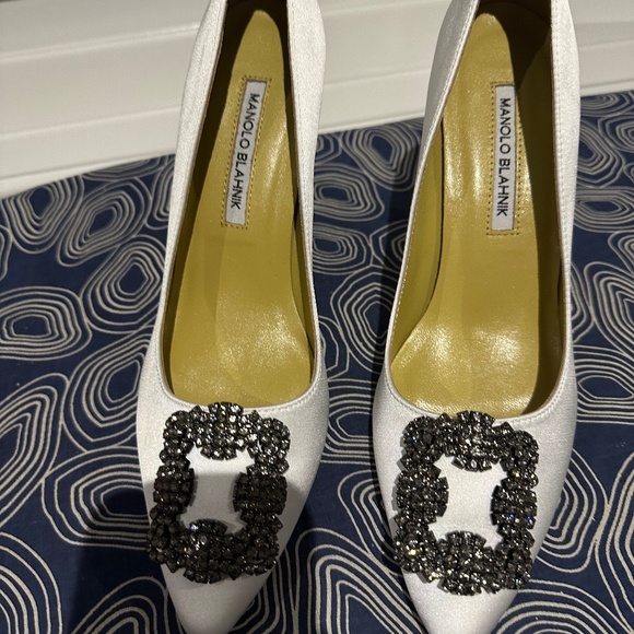 Manolo Blahnik Hangisi - Picture 1 of 4